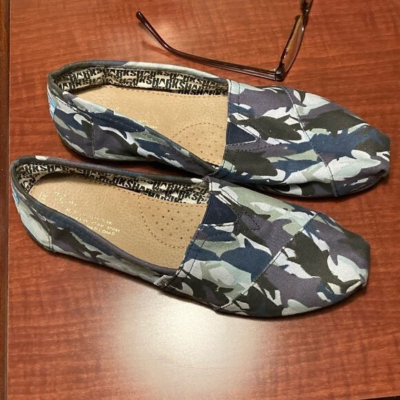 RARE TOMS Shark Waters Blue Slip On Espadrille OCEANA - Picture 1 of 4